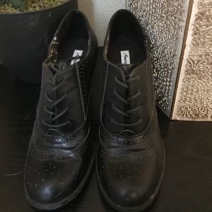 American Eagle black heeled oxford